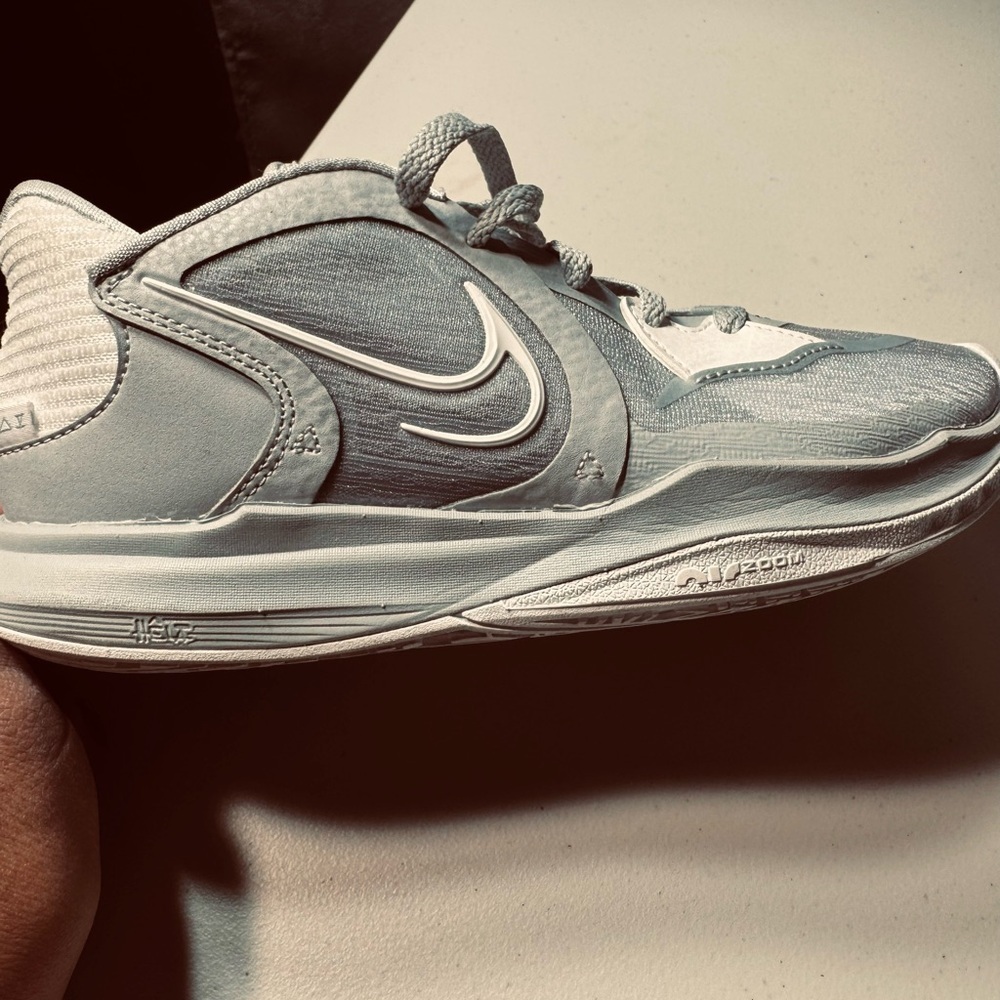 👟 Nike Kyrie Basketball Shoes – Gray

Men’s Size: US 5.5 - Picture 13 of 13